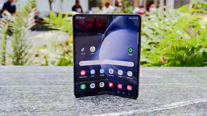 Samsung's inexpensive Galaxy Z Fold 6 FE may be released in September to compete with iPhone 16