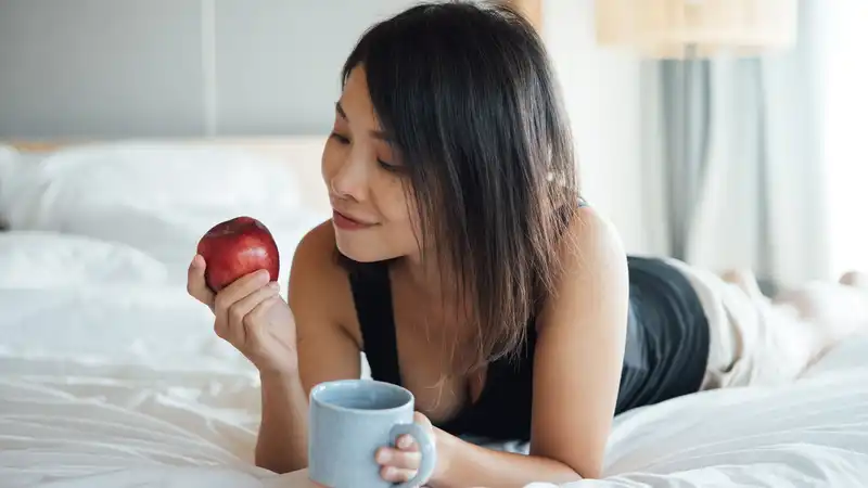 Does an apple wake you up faster than a cup of coffee? A nutritionist answers