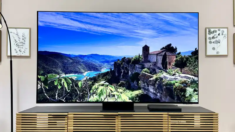 Testing the brightness of Samsung S95D OLED TVs - Here's the difference between a screen without glare