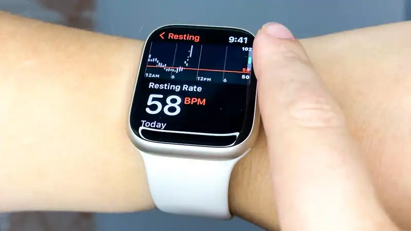 Dexcom blood glucose monitor now syncs directly with your Apple watch— that's why it's a big deal