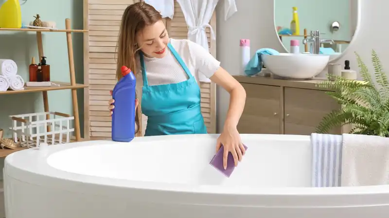 Experts say 4 products you shouldn't use to clean your bathtub